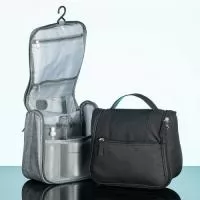Necessaire organizadora em tecido nylon Oxford, possui bolso frontal e alça superior, parte interna com gancho plástico; bolso interno superior em nylon e bolso de tela ambos com zíper; bolso inferior aberto de tela com 4 divisões de bolsos também em tela. Perfeita para lhe acompanhar em viagens e até mesmo transportar seus itens pessoais do dia a dia com organização e praticidade.