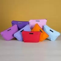 Nécessaire Personalizada com Plaquinha – Fabricação Própria  A Nécessaire Personalizada com Plaquinha é uma excelente opção para empresas que desejam oferecer um brinde sofisticado, funcional e de alta durabilidade. Produzida em lona de qualidade superior, ela combina praticidade, resistência e um visual moderno, ideal para ações promocionais, eventos corporativos, kits de viagem e campanhas de relacionamento.  Com fabricação própria, a EV Brindes oferece total flexibilidade para desenvolver o produto em diferentes materiais, medidas, cores e acabamentos, criando uma peça exclusiva para a sua marca. A plaquinha personalizável agrega valor ao produto, proporcionando um acabamento elegante e profissional.  Ideal para organizar cosméticos, maquiagens, itens de higiene pessoal, acessórios e objetos do dia a dia, a necessaire é um brinde útil que acompanha o usuário em diversas ocasiões, aumentando a exposição da sua marca.  Características  ? Fabricação própria EV Brindes ? Plaquinha perso