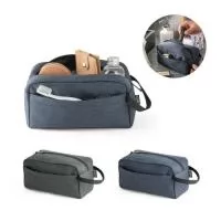 Nécessaire em rPET 600D com interior forrado. Bolso frontal com ziper e pega lateral em webbing.