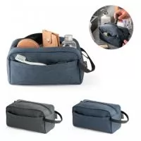Nécessaire em rPET 600D com interior forrado. Bolso frontal com ziper e pega lateral em webbing.