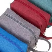 Necessaire de nylon colorido com alça lateral, parte interna com forro de poliéster. Altura :  12,5 cm  Largura :  22 cm  Medidas aproximadas para gravação (CxL):  11,5 cm x 19,5 cm  Peso aproximado (g):  67