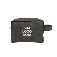 Necessaire Cinza Personalizada. Apresentamos a nossa necessaire cinza personalizada, o brinde corporativo ideal para transmitir sofisticação e organização aos seus clientes e parceiros de negócios! Esta necessaire exclusiva combina estilo e praticidade para uma experiência completa.  Fabricada com materiais de alta qualidade, nossa necessaire cinza é resistente e durável, perfeita para acompanhar o dia a dia agitado dos profissionais modernos. Seu design elegante e discreto confere um toque de classe ao acessório.  A personalização é o que torna esta necessaire verdadeiramente especial. Você pode adicionar o logotipo da sua empresa, o nome do cliente ou qualquer outra marca que represente sua identidade corporativa. Nossa equipe especializada trabalhará em conjunto com você para criar um design personalizado e exclusivo.  Com forro interno e espaçoso, a necessaire cinza personalizada oferece espaço suficiente para acomodar produtos de higiene pessoal, maquiagem e outros itens essenciai