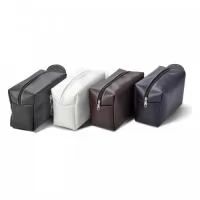 Necessaire de couro sintético com pegador lateral.  Altura :  15 cm  Profundidade :  11 cm  Comprimento :  24 cm  Medidas aproximadas para gravação (CxL):  12 cm x 16 cm  Peso aproximado (g):  121