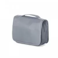  Necessaire organizadora “travel”. Tecido Sarja, abertura frontal por velcro e alça superior, parte interna com gancho plástico; bolso interno superior de pvc e bolso de tela superior, ambos de zíper; dois bolsos inferiores de zíper, sendo o primeiro com detalhe superior em tela e 3 divisões internas com 3 elásticos para fixação, segundo bolso na parte frontal interna; parte traseira possui um bolso externo. Perfeita para lhe acompanhar em viagens e até mesmo transportar seus itens pessoais do dia a dia com organização e praticidade.
