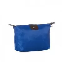 Necessaire impermeável de poliéster com detalhes em couro sintético e parte interna com revestimento emborrachado, possui um “botão” no detalhe do couro frontal.