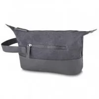 Necessaire de nylon com detalhes em couro sintético. Possui alça lateral, pequenas abas nas laterais com botões para ajuste, compartimento principal superior e um pequeno compartimento frontal, zíperes acompanham puxador em couro sintético.
