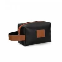 Necessaire de couro sintético bidins com alça para transporte, possui plaquinha frontal para personalização e área interna da necessaire revestida de nylon.