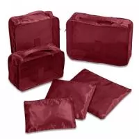 Kit necessaire com 6 peças confeccionadas em nylon. O cojunto de necessaires possui tamanhos diferenciados, sendo 3 unidades com: alça para transporte, zíperes com pegadores emborrachados, parte frontal com malha de nylon e plaquinha emborrachada para personalização; possui também 3 unidades de necessaires em nylon inteiramente lisas e impermeáveis.