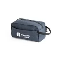 Nécessaire em rPET 600D com interior forrado. Bolso frontal com zíper e pega lateral em webbing.