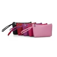 Necessaire impermeável de PVC é a escolha perfeita para quem procura uma opção resistente à água e fácil de limpar para guardar seus produtos de beleza. Com um forro interno em poliéster, seus itens estão protegidos de vazamentos e derramamentos. A alça lateral externa facilita o transporte da necessaire e adiciona um toque de praticidade à bolsa. Com um tamanho compacto, é fácil de transportar em sua bolsa ou mala de viagem. Esta necessaire é ideal para quem procura uma opção resistente e fácil de limpar para manter seus produtos de beleza organizados e seguros, especialmente em ambientes úmidos.