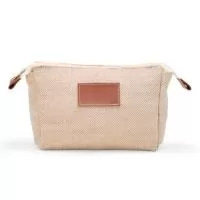 Descubra a praticidade e o charme da nossa Necessaire em Juta, uma companheira indispensável para manter seus itens essenciais sempre organizados. Feita com material externo de juta dublada com algodão, ela não só tem um visual deslumbrante, mas também é resistente e durável.