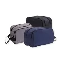 Necessaire confeccionada em poliéster com zíper duplo e trava de velcro. Zíper com “pegador” de cordão em nylon e alça para transporte.