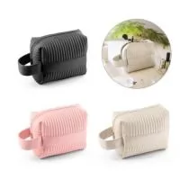 Bolsa de cosméticos em PU (21% de PU reciclado e 30% poliéster reciclado), com interior forrado em poliéster reciclado (100% rPET). Bolsa espaçosa com pega lateral para facilitar o transporte. 180 x 140 x 80mm