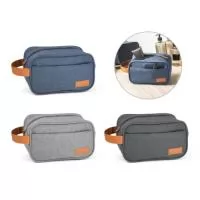 Necessaire em 600D de alta densidade e pega em PU. Contém bolso frontal com zíper e placa em PU. 220 x 130 x 130 mm.