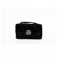Necessaire Feminina Personalizada. Experimente o charme e a funcionalidade da nossa necessaire feminina personalizada, ideal para brindes corporativos! Confeccionada com materiais de alta qualidade, essa necessaire é perfeita para presentear colaboradoras e clientes, oferecendo um toque de elegância e praticidade no dia a dia. Personalize com o logo da sua empresa e fortaleça sua marca com um presente que combina estilo e utilidade. Seja para organizar itens de maquiagem, acessórios ou produtos de higiene pessoal, nossas necessaires são a escolha perfeita para encantar e fidelizar seu público.