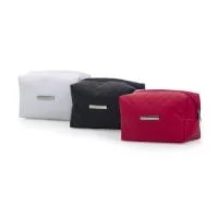 Necessaire puff matelassê, material em couro sintético. Possui uma plaqueta prata no centro para gravação.