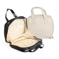  Organização e elegância em um só acessório! Nossa nécessaire em couro sintético com zíper é a escolha perfeita para quem busca praticidade no dia a dia. Com 8 bolsos, divisórias internas, duas alças de mão e uma área personalizada para a marca do seu cliente, ela oferece tudo o que é necessário para uma rotina eficiente e com estilo.
