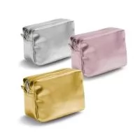 Bolsa nécessaire multiuso em PVC, ideal para organizar itens essenciais no dia a dia. Compacta e resistente, é perfeita para ações promocionais e brindes personalizados da Youdu Brindes. Dimensões: 140 x 95 x 70 mm.