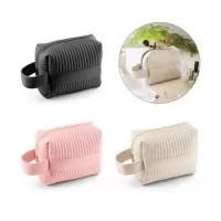Necessaire bolsa de cosméticos produzida em PU sustentável, com 21% de PU reciclado e 30% de poliéster reciclado. Seu interior é forrado com poliéster 100% rPET, tornando-a uma opção ecológica e sofisticada. Espaçosa e funcional, conta com pega lateral para facilitar o transporte. Dimensões: 180 x 140 x 80mm. Um brinde sustentável e prático da Youdu Brindes.