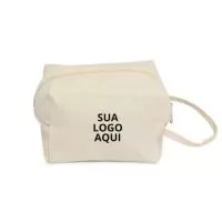 Nécessaire de Algodão com Alça para Transporte - Praticidade e Estilo em Um Só Produto! Apresente sua marca com funcionalidade e elegância com nossa Nécessaire de Algodão com Alça para Transporte. Um brinde exclusivo que combina qualidade, praticidade e estilo, ideal para promover a sua empresa de maneira memorável. Características do Produto: Material: Confeccionada em algodão 100% natural, garantindo durabilidade e um toque suave. Design: Simples e elegante, com alça prática para facilitar o transporte e fechamento seguro para proteger seus pertences. Dimensões: Altura de 12 cm, largura de 17 cm e profundidade de 11,5 cm, proporcionando espaço suficiente para armazenar diversos itens pessoais. Personalização: Personalize com o logo ou design da sua empresa, disponível em várias cores para atender às suas necessidades específicas. Sustentabilidade: Uma opção ecológica que reduz o uso de materiais sintéticos, contribuindo para a preservação do meio ambiente. 