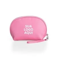 Nécessaire de Nylon Personalizada - Praticidade e Resistência em Um Só Produto! Apresente sua marca com estilo e funcionalidade com nossa Nécessaire de Nylon Personalizada. Um brinde exclusivo que combina qualidade, praticidade e resistência, ideal para promover a sua empresa de maneira memorável. Características do Produto: Material: Confeccionada em nylon de alta qualidade, proporcionando durabilidade e resistência a rasgos e desgaste. Design: Simples e elegante, com fechamento seguro em zíper e espaço interno amplo para armazenar diversos itens pessoais. Personalização: Personalize com o logo ou design da sua empresa, disponível em várias cores para atender às suas necessidades específicas. Tamanho: Ideal para armazenar itens de higiene pessoal, maquiagem, acessórios e outros pequenos objetos. Praticidade: Perfeita para uso diário, viagens e eventos, oferecendo organização e facilidade de acesso aos itens.