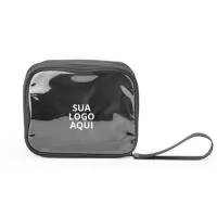 Organização e sofisticação com a Nécessaire personalizada confeccionada em nylon, com frente em visor transparente! Perfeita para armazenar e visualizar itens essenciais, combina funcionalidade e estilo. Conta com fechamento por zíper e alça superior, garantindo praticidade no uso diário ou em viagens. Personalize com o logotipo da sua empresa e transforme-a em um brinde exclusivo que fortalece a identidade da sua marca. Compacta e elegante, é uma ótima escolha para surpreender clientes e colaboradores, promovendo sua marca de forma criativa e marcante. Um presente útil e versátil, ideal para destacar sua empresa com bom gosto!