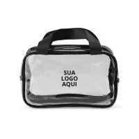 A Nécessaire de PVC personalizada é perfeita para organizar seus itens com praticidade e estilo. Com dois compartimentos espaçosos, ela permite armazenar diferentes objetos de forma funcional. Suas duas alças laterais de mão, confeccionadas em nylon, garantem conforto e facilidade no transporte, sendo ideal para uso em viagens ou no dia a dia. Personalize com o logotipo da sua empresa e transforme-a em um brinde exclusivo e elegante. Um presente versátil que combina utilidade e charme, reforçando a identidade da sua marca e surpreendendo clientes e colaboradores com atenção aos detalhes.