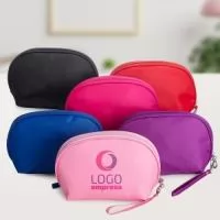 Descrição: Nécessaire de nylon resistente à água, acompanha alça de transporte.  Altura :  14,5 cm  Largura :  22 cm  Profundidade :  8,5 cm  Medidas aproximadas para gravação (CxL):  13 cm x 15 cm  Peso aproximado (g):  64