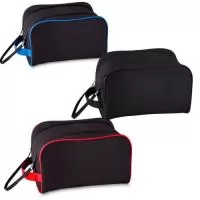 Nécessarie tecido poliéster 600D e detalhe em PVC,cursor duplo para fechamento com alça,trava com velcro,alça de mão,gravação Frontal. 