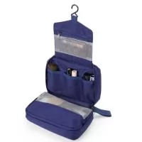 Mantenha seus itens de higiene organizados com esta nécessaire de grande capacidade, perfeita para viagens e o dia a dia. Ela possui três áreas de armazenamento: um bolso superior em malha, ideal para pequenos itens; um compartimento central com zíper para itens maiores e três bolsos organizáveis para fácil acesso; um bolso inferior em malha para guardar objetos mais volumosos. Prática, vem com um gancho para pendurá-la e facilitar o acesso aos produtos. E ainda contém um bolso externo com menos espaço, mas ideal para carregar itens menores. Feita em poliéster, é compacta e fácil de transportar, cabendo em mochilas e malas, além de um espaço com material emborrachado, que permite uma personalização exclusiva.
