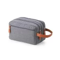 Nécessaire confeccionada em poliéster, com detalhes em couro sintético. Possui três compartimentos com zíper. Na parte interna, contém 5 bolsos, sendo dois de tela, e alça para transporte.  Altura :  14,5 cm  Largura :  9,5 cm  Comprimento :  25 cm
