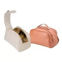 Estilosa e espaçosa, esta nécessaire se destaca com sua abertura diferenciada por zíper duplo. Feita de PU resistente à água, ela oferece um amplo espaço interno e divisórias de elástico para manter tudo organizado.  Altura :  16 cm  Largura :  24 cm