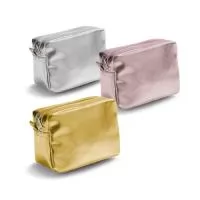 Bolsa multiusos em PVC com zíper, disponível em cores metalizadas. Prática e compacta ideal para uso diário ou em viagem. 140 x 95 x 70 mm