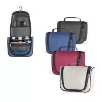 Bolsa de cosméticos em 600D de alta densidade. O compartimento principal tem zíper duplo e revestimento interior em 210D. Contém vários bolsos interiores e gancho no topo para pendurar. 230 x 180 x 105 mm