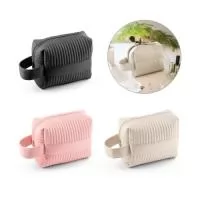 Bolsa de cosméticos em PU (21% de PU reciclado e 30% poliéster reciclado), com interior forrado em poliéster reciclado (100% rPET). Bolsa espaçosa com pega lateral para facilitar o transporte. 180 x 140 x 80 mm