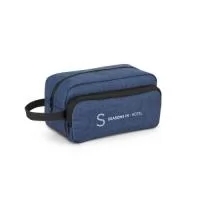 Necessaire em Poliéster 300D com Alça e Bolso Frontal com Zíper Prática, resistente e com design moderno, esta necessaire pessoal é produzida em poliéster 300D de alta densidade, garantindo durabilidade e estilo no dia a dia. Ideal para organizar cosméticos, itens de higiene pessoal ou acessórios, seja em casa, no trabalho ou em viagens.  Possui alça lateral para transporte, bolso frontal com zíper para itens de acesso rápido e interior totalmente forrado, que facilita a limpeza e protege os produtos armazenados.  ???? Dimensões Aproximadas: Comprimento: 22 cm  Altura: 11,5 cm  Profundidade: 11,5 cm