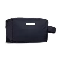 Nécessaire em PVC Resistente à Água com Detalhe Metálico Prática, elegante e funcional, esta nécessaire em PVC resistente à água é ideal para organizar itens pessoais com segurança e estilo. Seu design moderno é valorizado por uma plaquinha metálica fixa, que adiciona um toque sofisticado e oferece área ideal para personalização.  Compacta e versátil, é perfeita para o dia a dia, viagens ou como brinde corporativo de alto impacto.  ???? Especificações Técnicas: Altura: 12,5 cm  Largura: 23 cm  Peso aproximado: 77 g  Material: PVC resistente à água  Detalhe: Plaquinha metálica fixa  Área para gravação (CxL): 4,8 cm x 1 cm