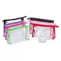 Nécessaire Impermeável com Detalhes em Nylon  Mantenha seus itens organizados com praticidade e estilo! Essa nécessaire feita em plástico impermeável com detalhes em nylon é perfeita para armazenar medicamentos, cosméticos, bijuterias e outros itens essenciais do dia a dia. Com fechamento em zíper resistente, protege seus objetos contra umidade e respingos, seja dentro da mochila, bolsa ou mala. Compacta e versátil, é ideal para viagens curtas ou longas, garantindo tudo em seu devido lugar.  Especificações:  Dimensões: 13 cm (A) x 21,3 cm (L) x 6,5 cm (P)  Área de gravação: 12 cm x 19 cm  Peso aproximado: 40 g