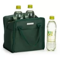Bolsa Térmica 7 Litros com Plaquinha Personalizável – Praticidade com Estilo  Ideal para quem busca funcionalidade sem abrir mão da elegância, esta bolsa térmica tem capacidade de 7 litros e é confeccionada em tecido Oxford resistente à água. Seu interior conta com revestimento térmico em alumínio, um material antivazamento que ajuda a manter alimentos e bebidas quentes ou frios por mais tempo. Com dois bolsos abertos (frontal e traseiro), ela oferece espaço extra para talheres, guardanapos ou pequenos itens. Seu fechamento em zíper garante maior segurança no transporte, e as alças de mão proporcionam conforto e praticidade. Acompanha plaquinha metálica para personalização, perfeita para brindes corporativos ou uso pessoal com identidade.  Especificações:  Altura: 22,5 cm  Largura: 23 cm  Profundidade: 14,5 cm  Área para gravação: 14 cm x 20 cm (bolsa) | 1 cm x 5 cm (plaquinha)  Peso aproximado: 186 g