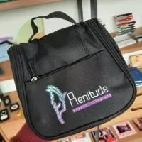 Nécessaire organizadora em tecido nylon Oxford, possui bolso frontal e alça superior, parte interna com gancho plástico; bolso interno superior em nylon e bolso de tela ambos com zíper; bolso inferior aberto de tela com 4 divisões de bolsos também em tela. Perfeita para lhe acompanhar em viagens e até mesmo transportar seus itens pessoais do dia a dia com organização e praticidade.