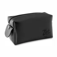 Nécessaire Sintético Personalizada – NE79  confeccionada em couro legítimo ou sintético com PVC cristal translucido. (Modelo da foto foi confeccionado no material bidim preto).Com  acabamento interno costurado, fechamento através de zíper com cursor premium com puxador no mesmo material da nécessaire, com Aba para puxador. Pode ser personalizado em diversas combinações de cores com a inclusão da sua marca em baixo relevo ou digital colorida