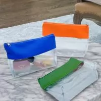 DESCRIÇÃO: NECESSAIRE 25X17CM  NO SINTETICO DOLLARO E CRISTAL  PVC, FECHAMENTO ZÍPER
