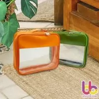DESCRIÇÃO: NECESSAIRE MULTIUSO 25X22X8CM EM SINTETICO DOLLARO,   CRISTAL  FRONTAL, ALÇA DE MÃO NO  MESMO MATERIAL, FECHAMENTO ZÍPER