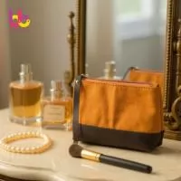 NECESSAIRE 13X21 CM EM  LONA  COM O FUNDO EM SINTETICO  COM ALÇA DO MESMO MATERIAL,  FECHAMENTO EM ZIPER.