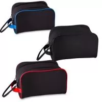 Nécessaire tecido poliéster 600D e detalhe em PVC, cursor duplo para fechamento com alça, trava com velcro, alça de mão. 