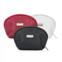 Nécessaire de Couro Sintético  Descrição: Nécessaire em couro sintético texturizado, com placa metálica central ideal para personalização. Parte interna revestida em cetim, garantindo acabamento elegante e resistente.  Dimensões do produto:  Altura: 11,5 cm  Largura: 14,7 cm  Peso aproximado: 63 g  Área aproximada para gravação (CxL): 1 cm x 2,7 cm Perfeita para gravação a laser ou UV.