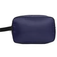 Nécessaire impermeável em poliéster com revestimento em PVC, fechamento em zíper e alça de mão em nylon.