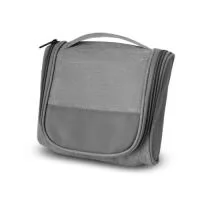Necessaire confeccionada em poliéster 300D no material externo e poliéster 210D/Mesh no material interno. Fechamento por zíper e divisórias internas. Capacidade de 1,7L