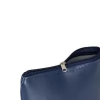 Nécessaire em couro sintético resistente à água, fechamento em zíper e alça lateral para transporte.