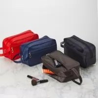 Nécessaire confeccionado em poliéster resistente à água e fechamento em zíper. Possui bolso frontal e uma alça de mão costurada na lateral.  Altura :  13,5 cm  Largura :  24 cm  Profundidade :  8,5 cm  Comprimento :  Alça: 23,5 cm